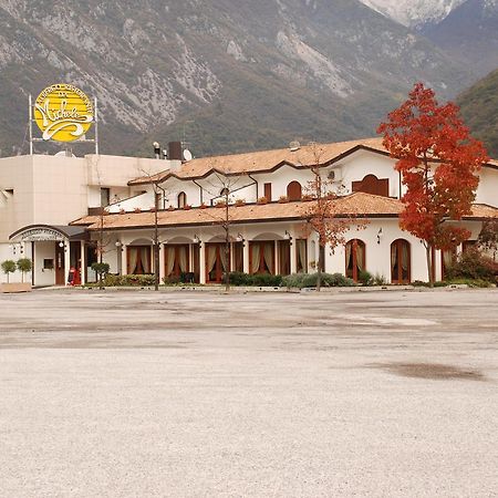 Albergo Ristorante Pizzeria Da Michele Венцоне Екстер'єр фото