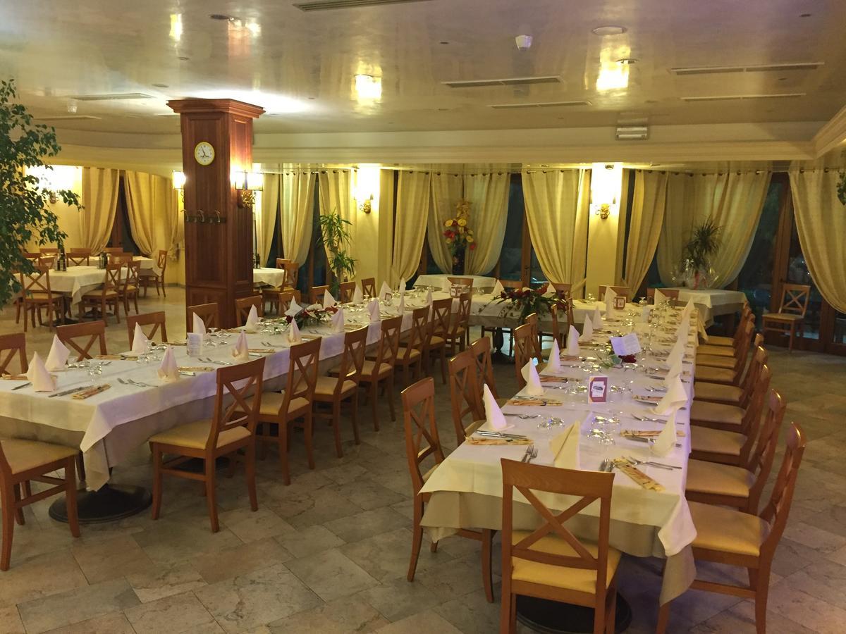 Albergo Ristorante Pizzeria Da Michele Венцоне Екстер'єр фото